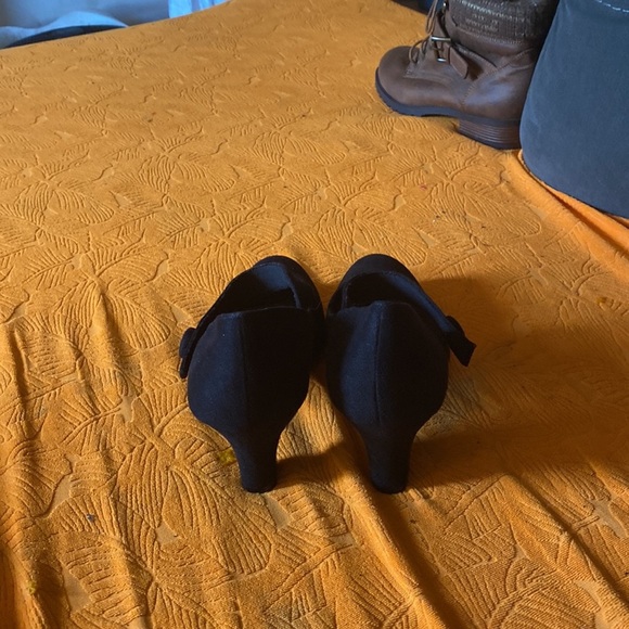 Cutsey low heel black shoes American eagle strap on side - Picture 4 of 7